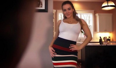 Женщина позволила своему пасынку прикоснуться к ее мокрой интимной зоне и занялась с ним сексом.