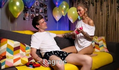 Русская девушка получила особый подарок на свой день рождения.