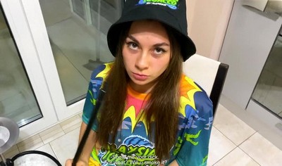 Раскованная мать с великими прелестями весело проводит время с Санта Клаусом.