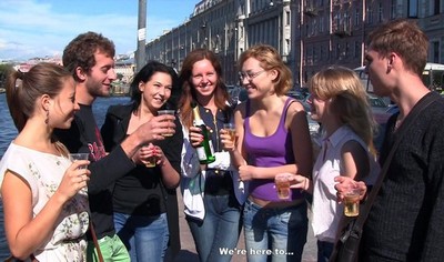 Три подруги, две брюнетки и одна блондинка, часто проводят время вместе.