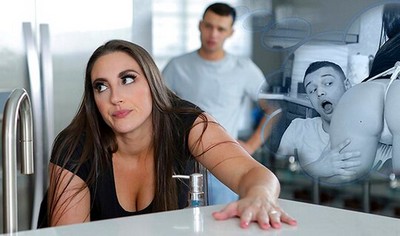 Зрелая брюнетка, как обычно, была занята домашними делами и возилась на кухне.