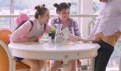 Молодые студентки впервые решают попробовать новый опыт вместе с другом.