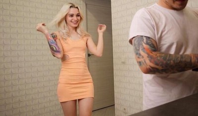 Блондинка-соседка, недавно переехавшая к своему парню, приятно его удивила на кухне.