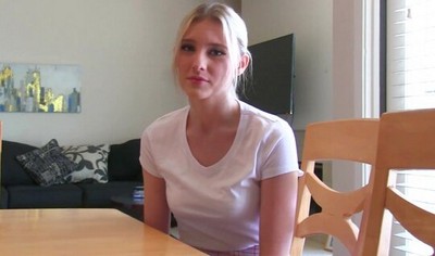 Блондинка согласилась заняться сексом со своим другом.