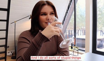 Парень угостил русскую девку вином, после чего она была готова к разврату.