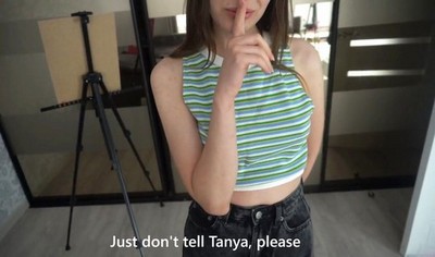 Девушка привела парня к себе домой, когда его девушка не была там.