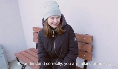 Молодой парень решил познакомиться с привлекательной девушкой, которую увидел на скамейке.