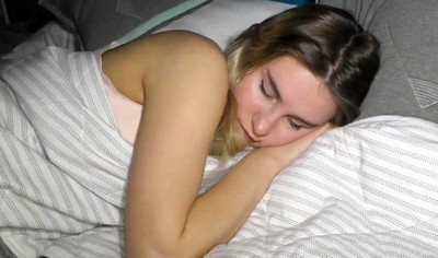 В той же квартире, где снимала комнату, жил парень, который был сексуально заинтересован в своей соседке.