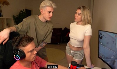 Русская девушка быстро изменяет своему геймерскому парню с его другом.