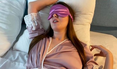 Мамка спала практически до обеда, после вчерашней вечеринки с подругами.