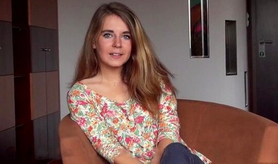 Привлекательная девушка явилась на кастинг в гостиничном номере, осознав, чего требуют эти мужчины.