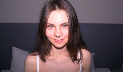 Молодая девушка с аппетитом удовлетворяет парня, который записывает видео.