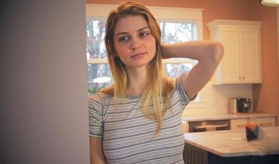 Отчим уговорил свою падчерицу на интимные отношения.