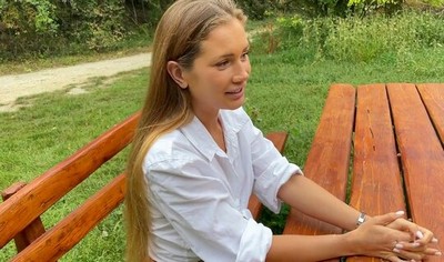 Девушка занимается анальным сексом в машине с незнакомцем.