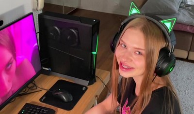 Молодая девушка показала свои умения в видео, снимаясь в домашней порнографии и наслаждаясь просмотром своих роликов для дополнительного удовольствия.