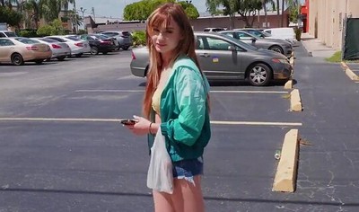 Пикапер провел веселое время с рыжеволосой девушкой в своей машине.