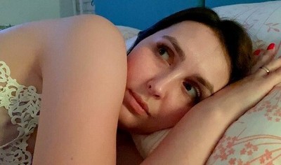 Молодой человек, находящийся в отсутствии своего отца, привлекает внимание своей русской мачехи.