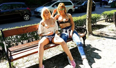 Две подруги гуляли по городу и приятно проводили время вместе.