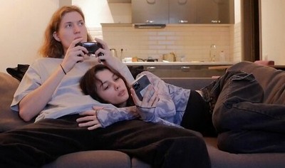 Русская телочка пыталась отвлечь геймера от игры жарким минетом.