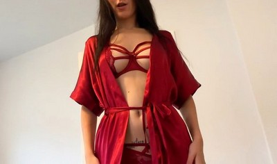 Молодая русская женщина в соблазнительном наряде ублажает своего партнера в положении верхом.