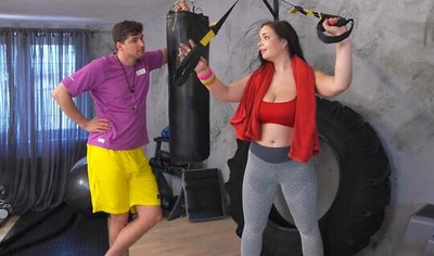 Для брюнетки в лосинах тренировка заменилась жарким сексом.