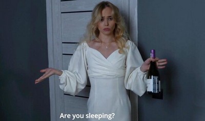 Русская блондинка проводила время с подругами, пока ее муж находился в командировке.