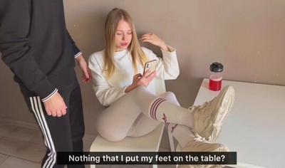 Парень наказал молодую подругу жестким сексом на кухне из-за ее наглого поведения в его доме.