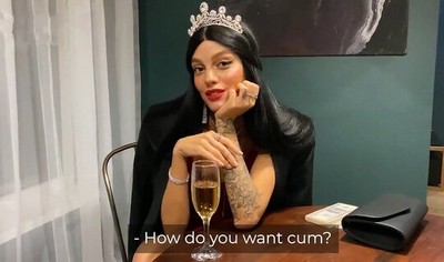 Молодая женщина, участвовавшая в конкурсе красоты, не получила призовое место, но заинтересовала богатого мужчину.