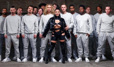 Стройная девушка привлекает внимание множества возбужденных парней, желающих насладиться ее превосходной компанией.