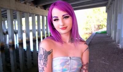 Яркая девушка с закрытой сообщает, что она найдена любовника, который разделяет ее интересы.