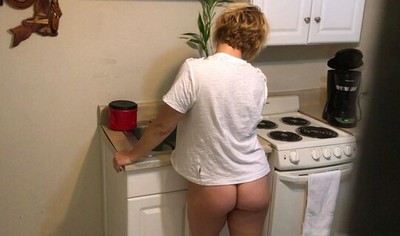 Зрелая женщина случайно встретила своего старого друга и начала с ним общаться.