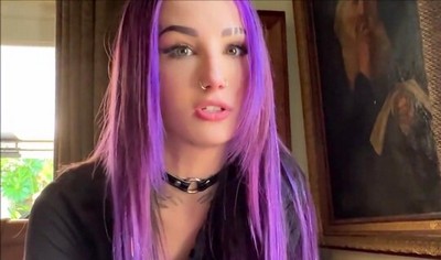 Яркая молодая женщина удовлетворяет своего партнера в видео от первого лица.