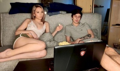 Русская девушка, находясь дома и смотря фильм, выразила желание попробовать нечто новое с любимым партнером - анальный секс.