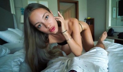 Брюнетка и ее партнёр снимают домашнее порно от первого лица.