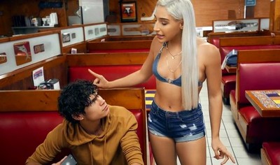 Пикапер встретил молодую блондинку в кафе.