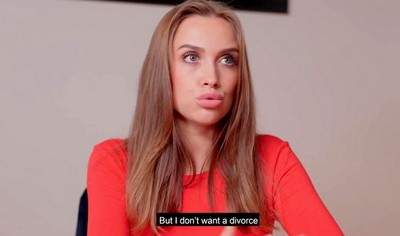 Русская девушка игриво удовлетворяет своего партнера в домашних условиях.