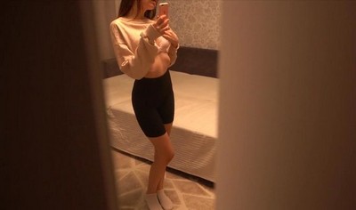 Молодая русская девушка выехала в отель, чтобы провести время с любовником.