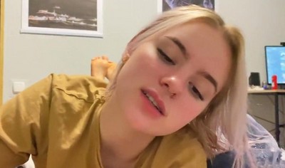 Молодая женщина приняла душ и оказала мужчине сексуальные удовольствия.