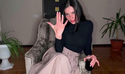 Молодая русская девушка была в восторге от того, что ее парень, наконец, женился на ней, и они всегда будут вместе.