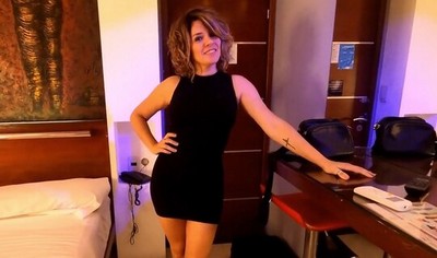 Мамка была в полном восторге от нового лифчика, который она надела для вечеринки с подругами.